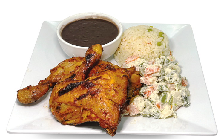Pollo frito con arroz frijoles y ensalada